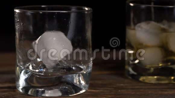 黄金麦芽威士忌倒入一个玻璃玻璃与冰块视频的预览图