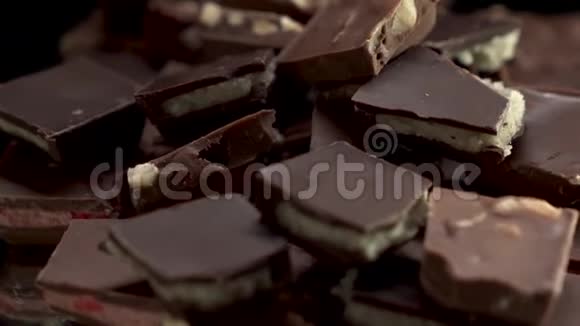 许多不同的巧克力在桌子上旋转草莓巧克力巧克力与杏仁巧克力与视频的预览图
