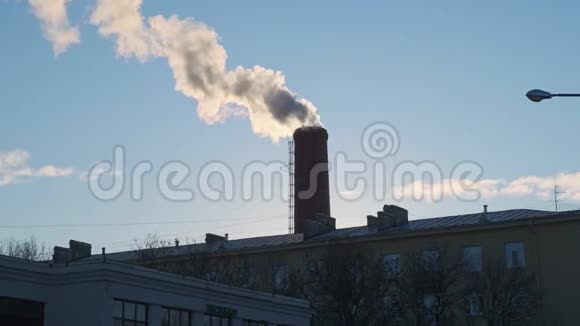 工厂烟囱冒出浓烟视频的预览图