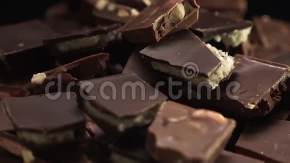许多不同的巧克力在桌子上旋转草莓巧克力巧克力与杏仁巧克力与视频的预览图