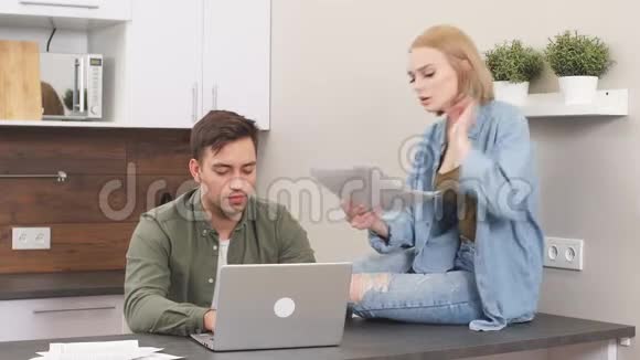 夫妻俩在家里用笔记本电脑做账户视频的预览图
