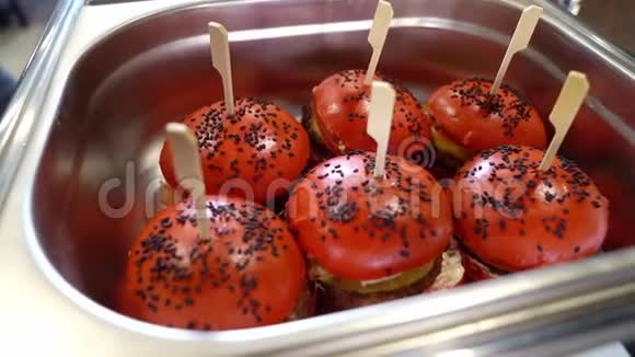 金属托盘上的红色汉堡假日自助餐视频的预览图
