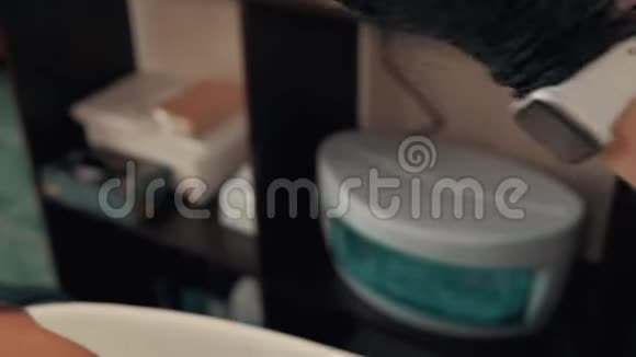 理发师在人头上涂抹洗发水的特写镜头视频的预览图