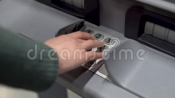 一位年轻女子在自动取款机上输入密码提款机用于现金取款和存款女人手紧紧地视频的预览图