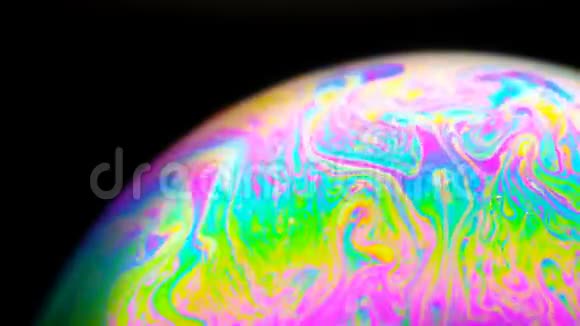 泡泡从美丽的五彩变成了透明然后吹出来视频的预览图