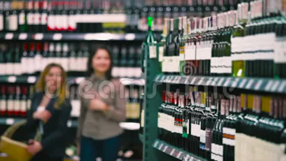 两个美女在店里挑选葡萄酒视频的预览图