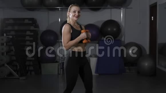 有体重的健身房女人视频的预览图