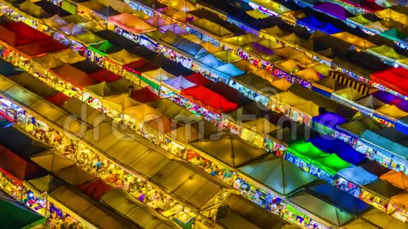 泰国拉查达火车夜市是一个旅游景点从空中的角度来看游客的饮食和购物视频的预览图