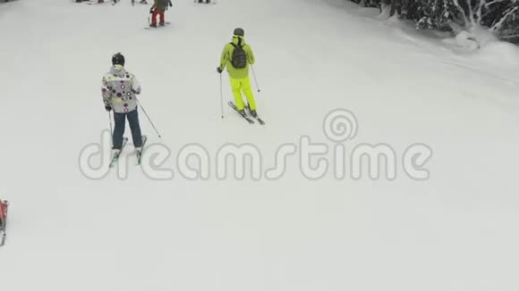 滑雪者在滑滑雪胜地顶景视频的预览图
