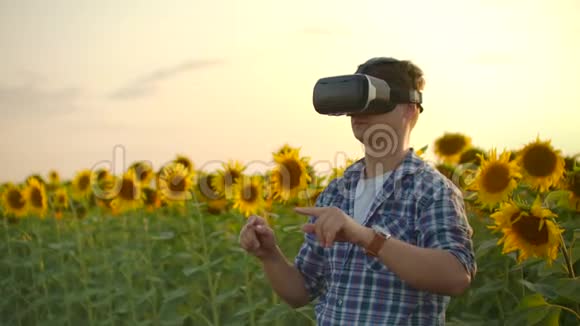 太阳花田上戴着增强现实眼镜的人视频的预览图
