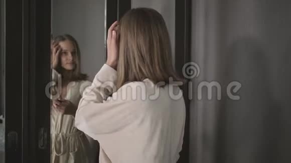 女人照镜子纠正她的发型视频的预览图