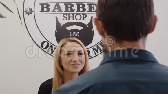 年轻女经理对理发店的顾客微笑视频的预览图