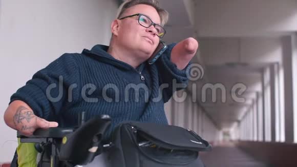 残疾上班族在走廊里用手机说话视频的预览图
