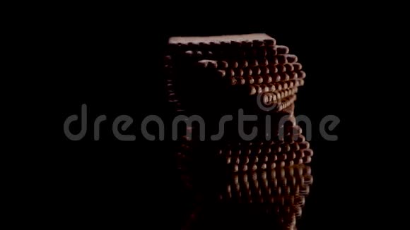 旋转饼干饼干饼干方形饼干塔在黑色背景上的镜面上旋转美味健康食品视频的预览图