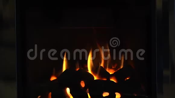 在现代化的壁炉里燃烧着火焰夜晚客厅里燃烧着熊熊的气体视频的预览图