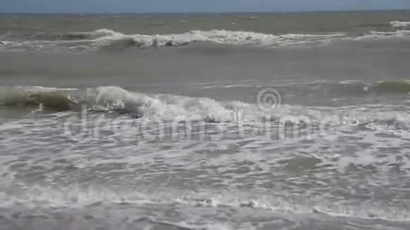 波涛汹涌的海岸线海视频的预览图
