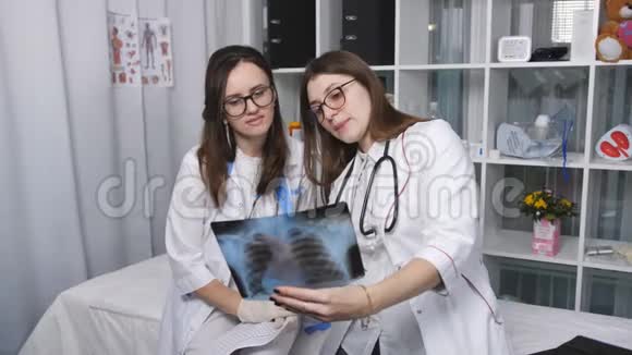 两名女医生在检查室检查病人的x射线图像视频的预览图