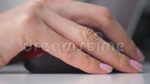 女孩的手在坐在笔记本电脑上的鼠标上视频的预览图