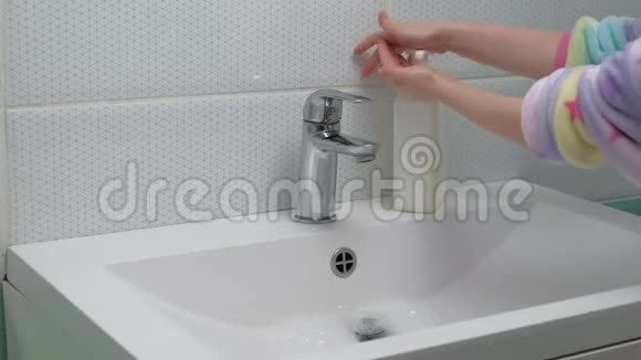 一个男人在浴室里用肥皂洗手卫生视频的预览图