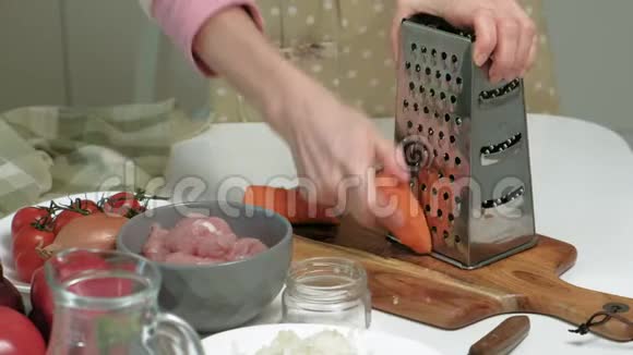 在家庭厨房的金属烤炉上切新鲜胡萝卜视频的预览图