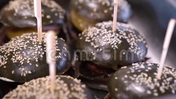 假日自助餐金属托盘上的黑色汉堡视频的预览图