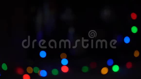 摘要模糊的圣诞灯在夜间背景与复制空间视频的预览图