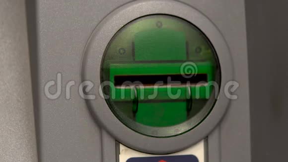 自动取款机特写卡入口槽闪烁绿色提款机用于现金取款和存款视频的预览图