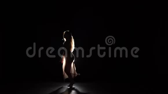 在工作室的聚光灯下跳舞的性感女人视频的预览图