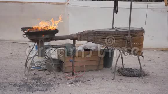 一个街道的锻炉一个火在炉中燃烧一个铁砧与一个工具放置视频的预览图