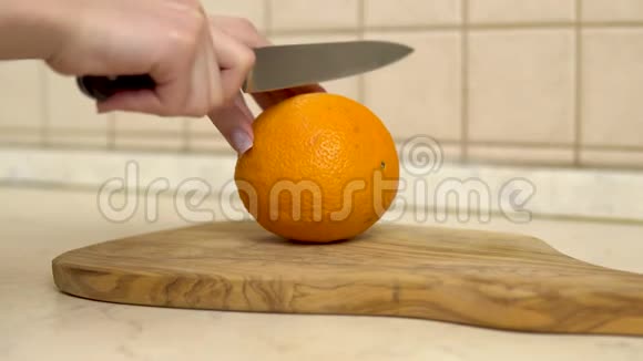 女人把橘子切成两半女人手紧紧地视频的预览图
