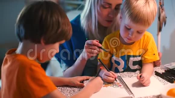 孩子们和老师在桌子旁画画视频的预览图