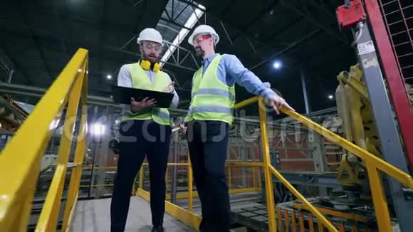 两个检查员正在工厂里谈话现代工厂视频的预览图