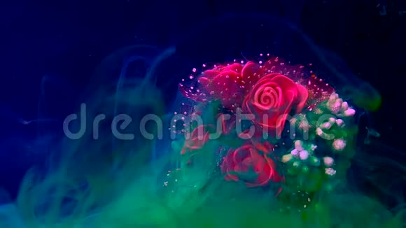 喜庆的婚礼花束红玫瑰和白花视频的预览图
