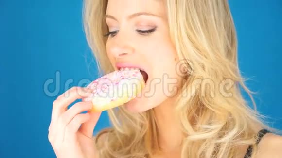 漂亮的金发女人在吃甜甜圈视频的预览图