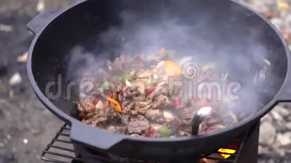 把蔬菜放在火盆里烤出来视频的预览图