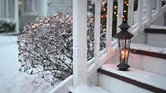 窗外的台阶上挂着华丽的灯笼雪花飘落视频的预览图
