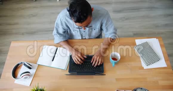 阿拉伯上班族用手提电脑打字然后伸展手臂视频的预览图