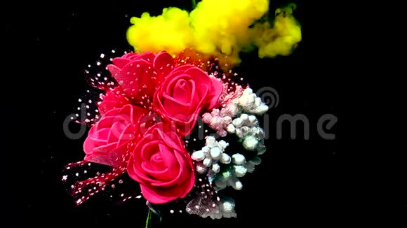 喜庆的婚礼花束红色玫瑰和白色的黄色水彩墨水在水中的黑色背景视频的预览图