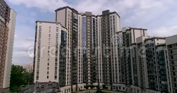 城市居住区现代公寓鸟瞰图视频的预览图