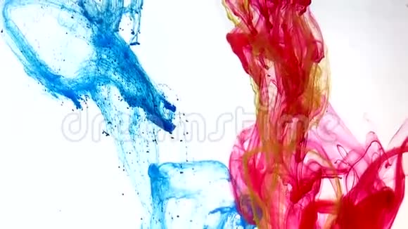 缤纷靓丽的空间背景蓝色黄色和红色水彩墨水在水中的白色背景上视频的预览图