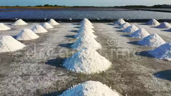 在萨穆特松克拉姆盐业农场是由天然海洋咸水制成的泰国视频的预览图