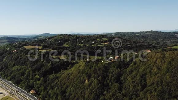 美丽的丘陵夏季地中海景观的空中背景与树木附近的佩索罗意大利晴天晴天视频的预览图