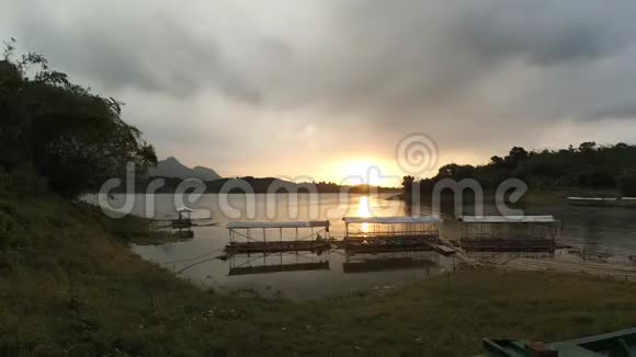 在一个戏剧性的多云的日落中斋蒂鲁厄水库美丽景观的时间流逝从贾迪鲁厄水库摄视频的预览图