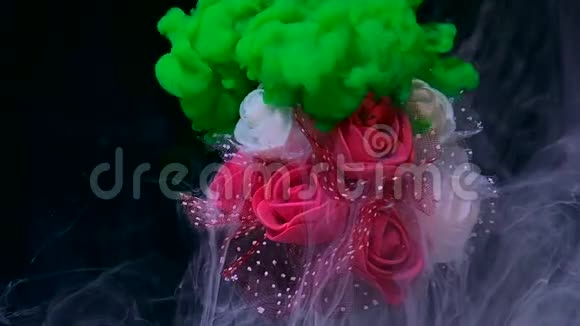美丽的婚礼花束红白玫瑰和绿色水彩墨水在水中的黑色背景视频的预览图