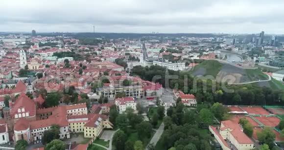 维尔纽斯城市景观在一个美丽的夏天立陶宛视频的预览图