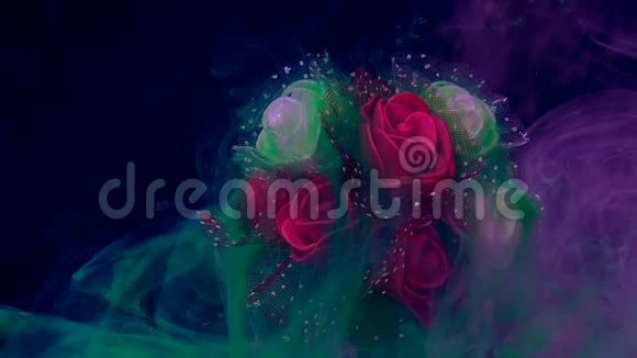 美丽的婚礼花束红白玫瑰在紫丁香的雾视频的预览图