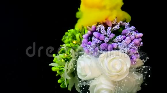 婚礼花束白玫瑰紫丁香和绿花视频的预览图