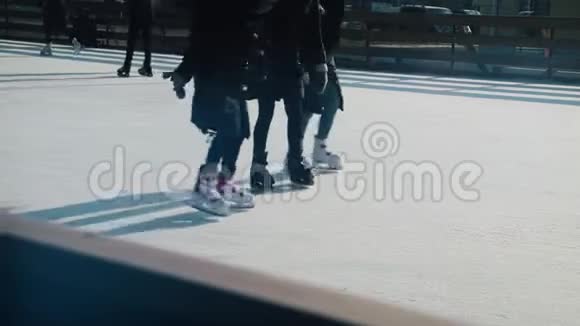 冬天男人和女人在溜冰场上滑冰视频的预览图