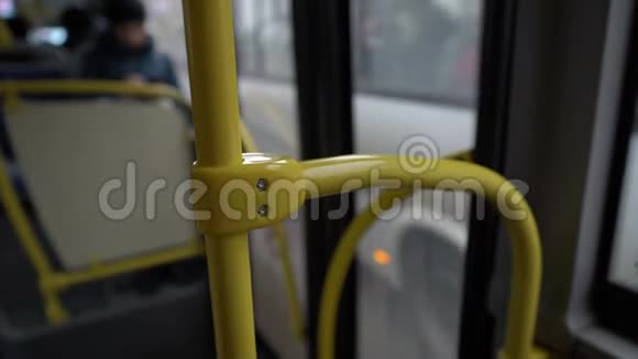 公共汽车开到车站玻璃门打开一个人进入船舱从巴士里面看无脸视频的预览图