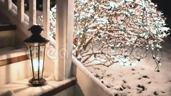 室外的台阶上挂着华丽的金属灯笼伴随着大雪视频的预览图